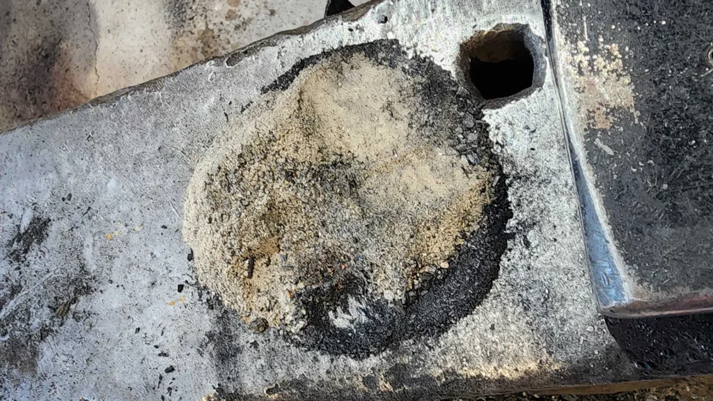 Mélange de mastic réfractaire, cendres et charbon pour hamon façon yari-ire