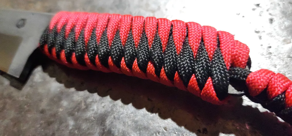 couteau bushcraft minimaliste paracorde