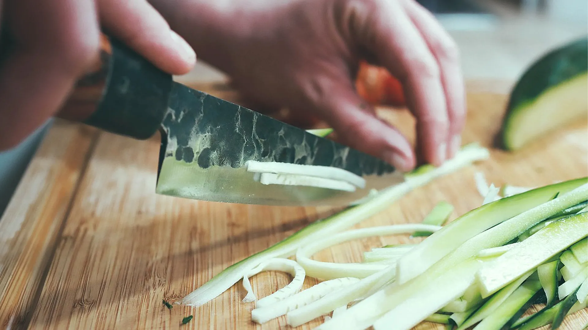 aliments collés à la lame d’un couteau