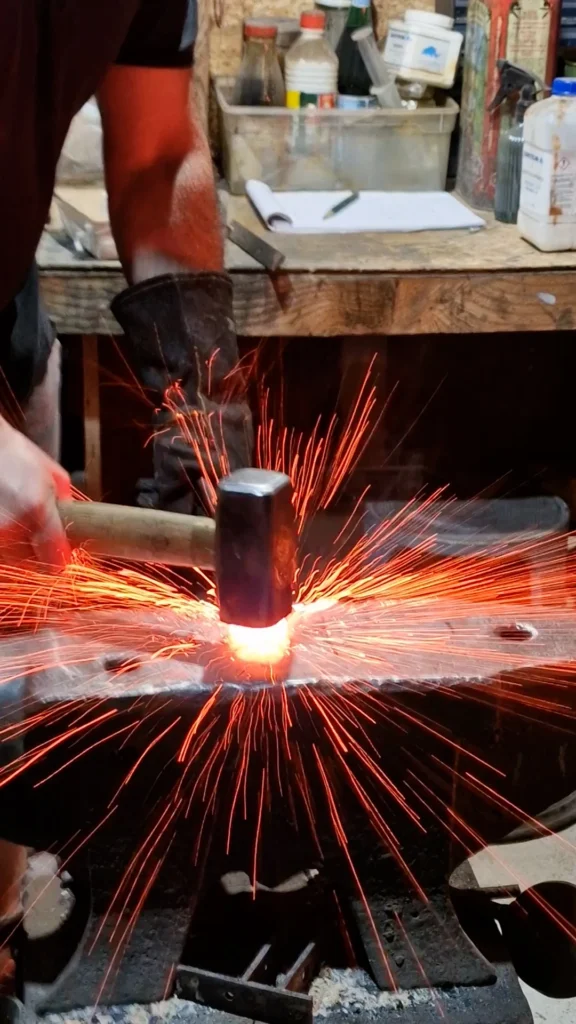 Soudure à la forge des différentes couches d'acier
