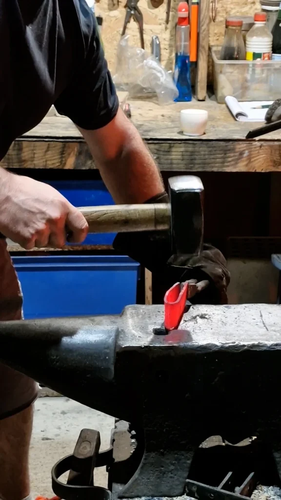 Pliage du damas avant soudure à la forge